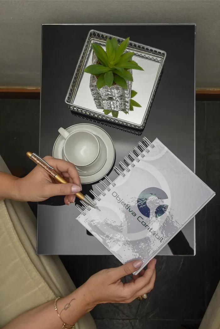 Agenda personalizada da Objetiva Contábil sobre a mesa