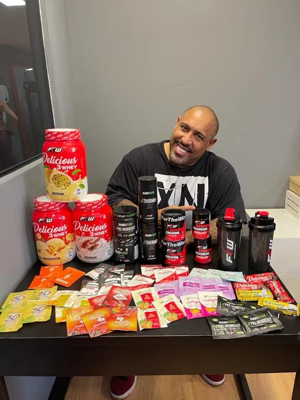 Xande Negão con productos de una marca aliada de suplementos